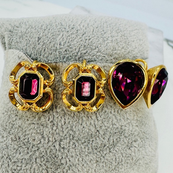 Vintage Avon Clip On Earrings Purple Glass Gem Gold Tone 2 Pair Tear Drop Scroll - Picture 2 of 9